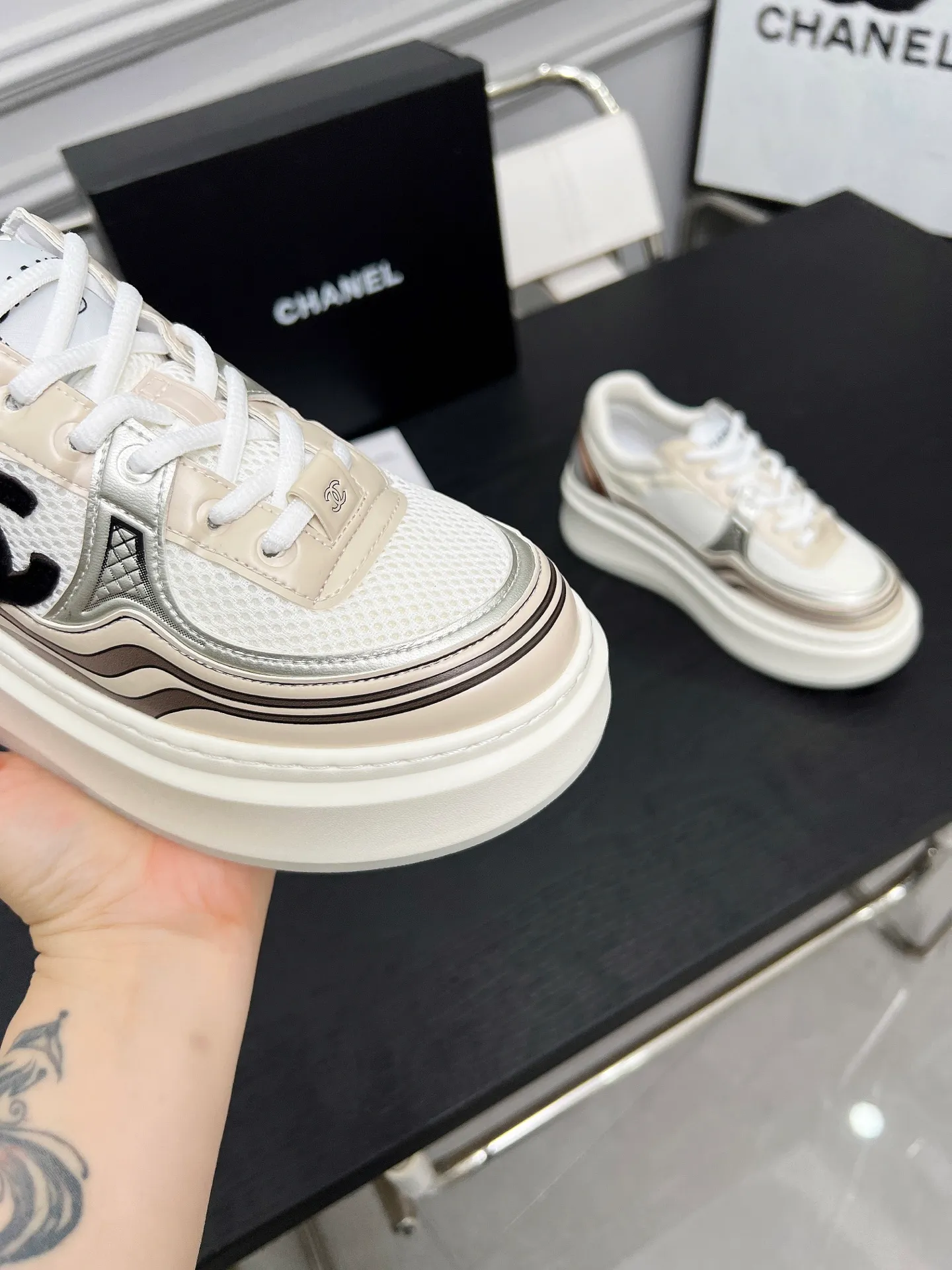 💕💕Factory direct selling price p640💕💕 chanel 2025 resort series latest casual sports shoes silver white, gold white, silver gray, black and red! Incomparably beautiful and easy to wear, very light, the lining is also super soft, super comfortable, the upper is breathable, the color is high-end and durable, versatile. Upper: cowhide and cloth stitching. Inner: breathable mesh. Original foam combination outsole. Size: 35-40.